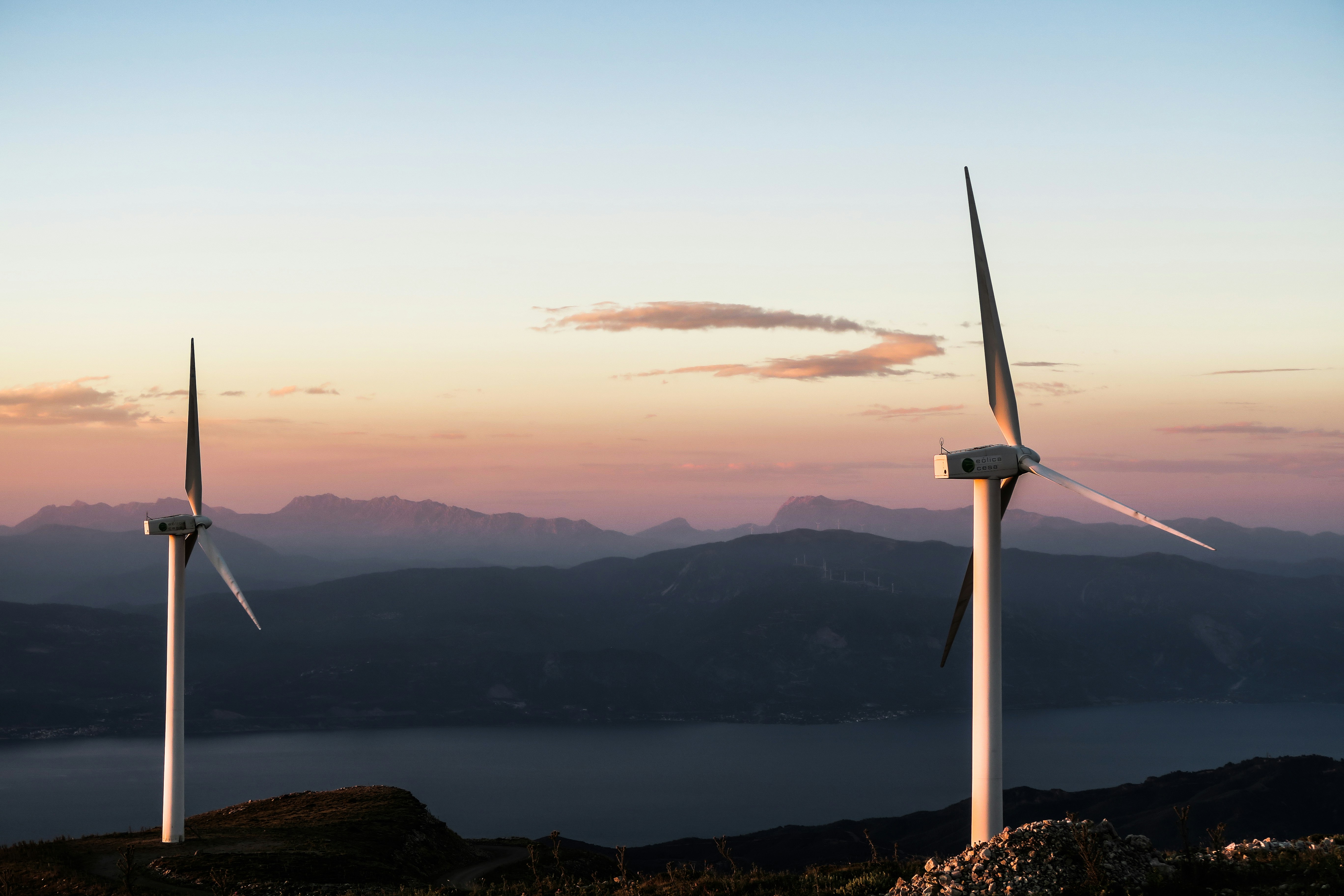 wind turbines in de bergen